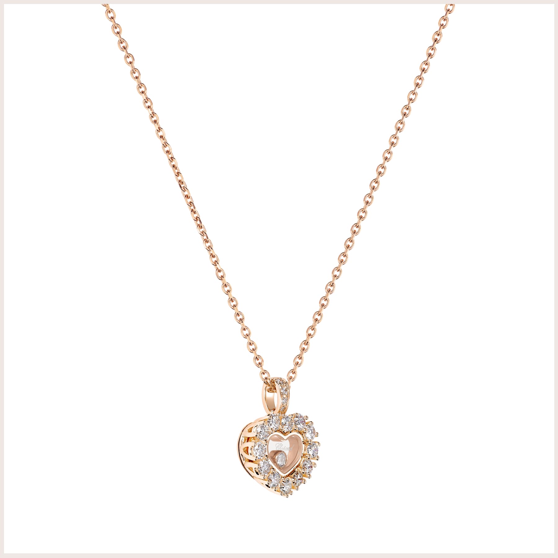Leicht seitlicher Blick auf den Happy Diamonds Icons Joaillerie Anhaenger aus Rosegold in Herzform mit Diamanten