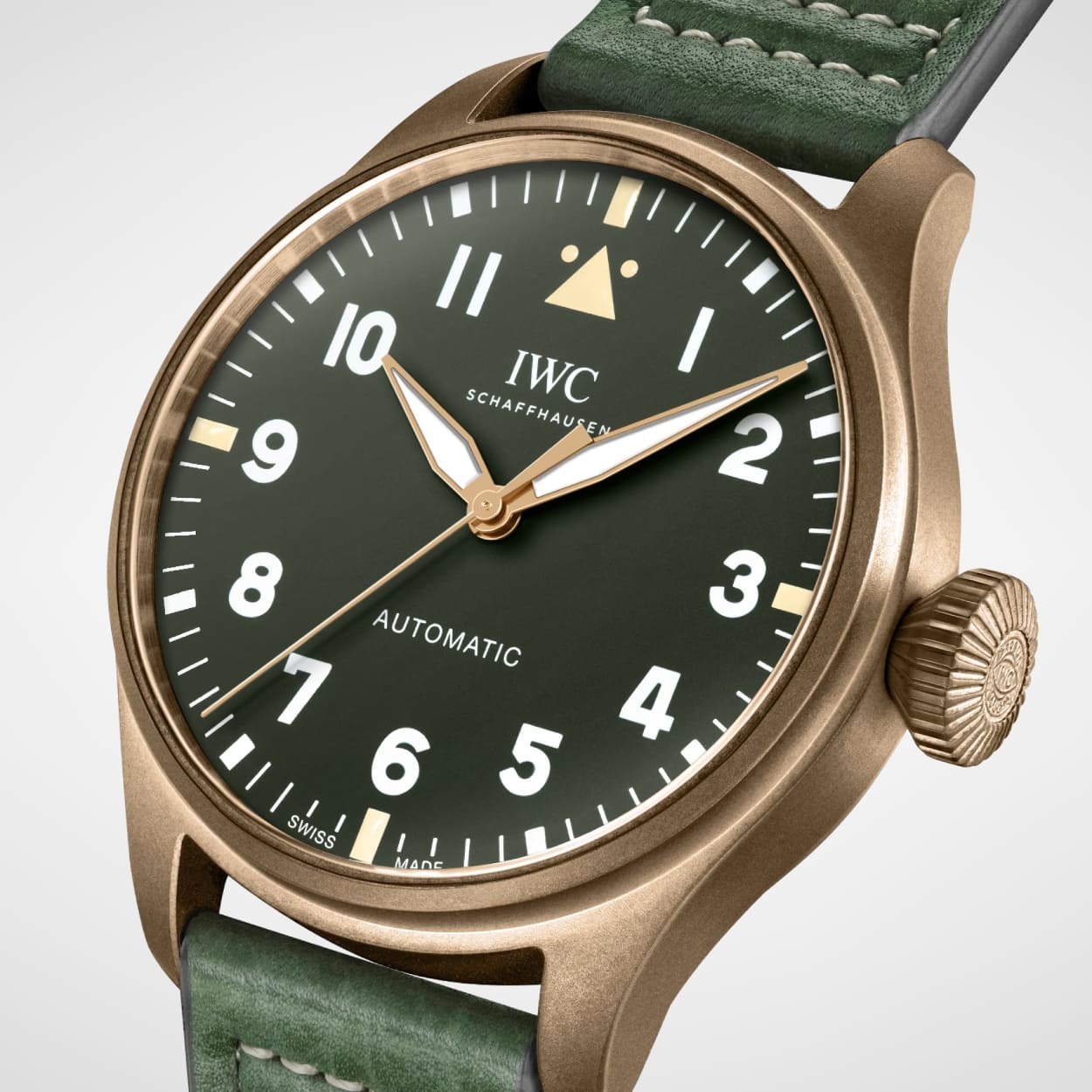 Leicht seitlicher Blick auf das Bronzegehaeuse der IWC Big Pilots Watch 43 Spitfire mit gruenem Zifferblatt
