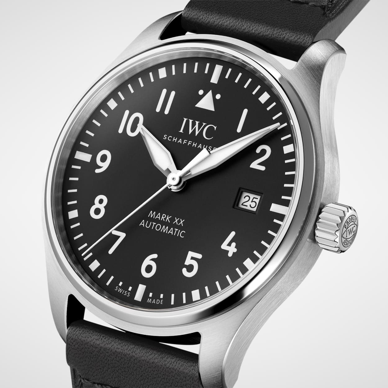 Leicht seitlicher Blick auf das Edelstahlgehaeuse der IWC Pilots Watch Mark XX mit schwarzem Zifferblatt