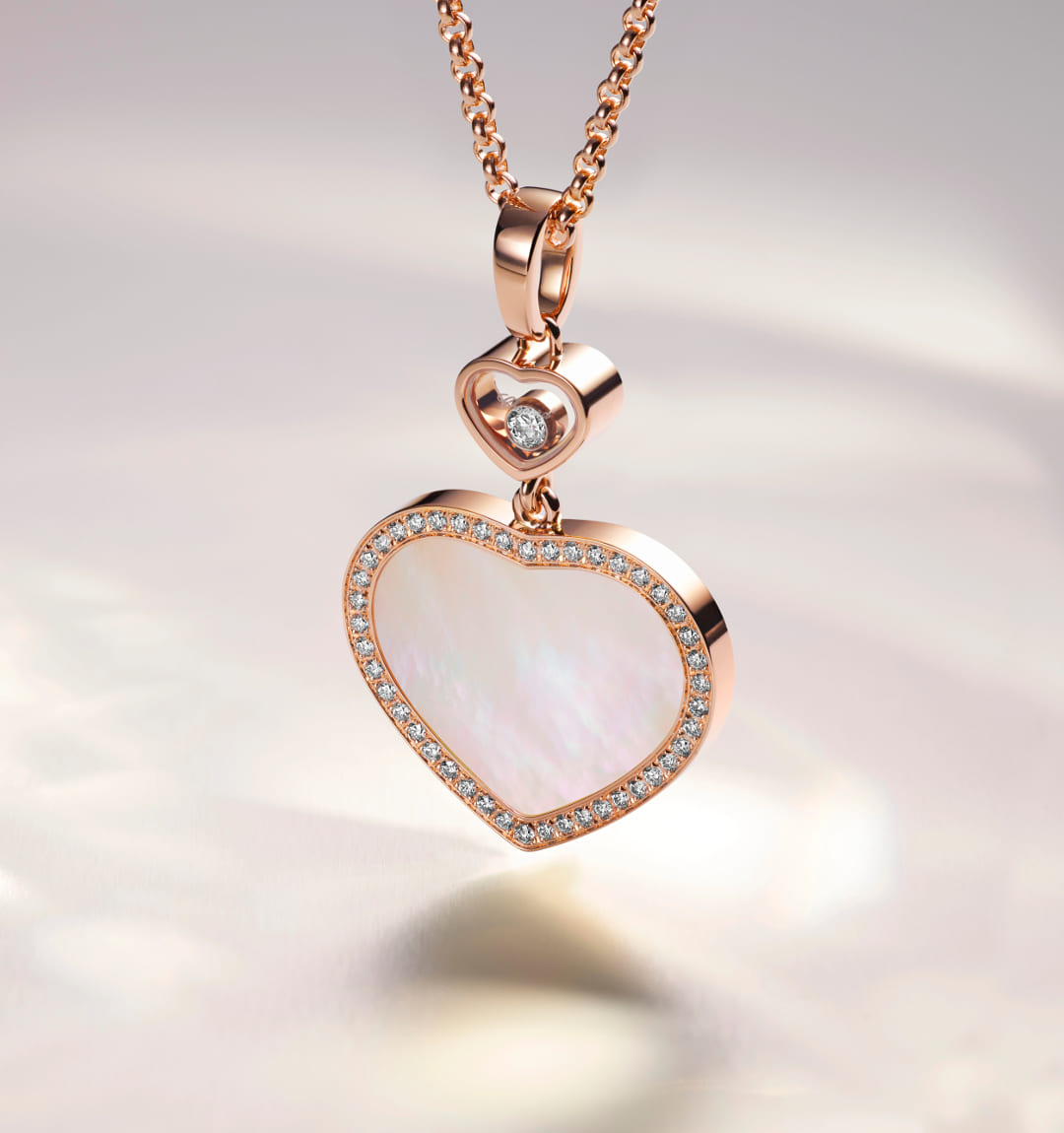 Chopard Happy Hearts Halskette mit Anhaenger aus weissem Perlmutt und einem frei beweglichem Diamanten in Herzform