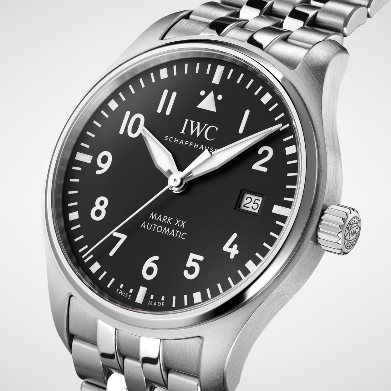 Leicht seitlicher Blick auf das Edelstahlgehaeuse der IWC Pilots Watch Mark XX mit schwarzem Zifferblatt