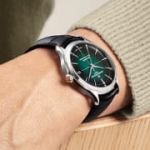 Herrenhandgelenk mit Clifton Baumatic Uhr in Stahl mit gruenem Zifferblatt und Lederarmband