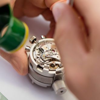 Uhrmacher repariert ein automatisches Uhrwerk