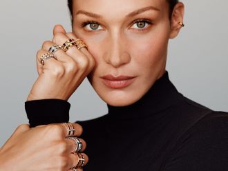 Bella Hadid traegt mehrere Ringe un deinen Ohrclip aus der Ice Cube Kollektion von Chopard