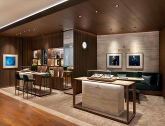 Blick auf die neue Rolex Lounge von Juwelier Muehlbacher mit Bedientischen und Sitzbank