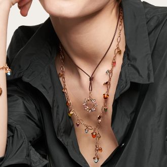 Weibliches Model mit Halskette mit Gypsy Anhaenger und Mikado Collier von Tamara Comolli