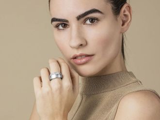 Weibliches Model traegt einen Tenda Ring in Platin mit Diamanten von Henrich Denzel am Mittelfinger