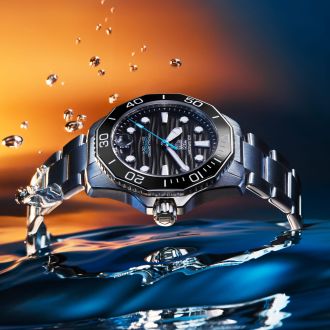 TAG Heuer Aquaracer Uhr in Stahl mit schwarzer Luenette und schwarzem Zifferblatt im Wasser stehend