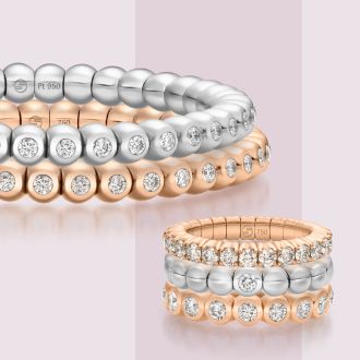 Flexible Armbaender und Ringe aus der Stretch and Match Kollektion von Scheffel vor rosafarbenem Hintergrund