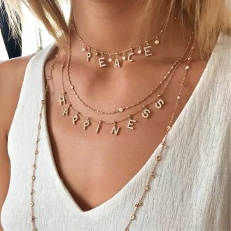 Weibliches Model traegt mehrere Diamantketten aus der Mood Kollektion von Crivelli