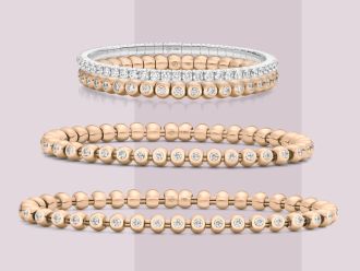 Mehrere übereinander dargestellte flexible Armbaender in Rosegold und Weissgold mit Diamanten aus der Stretch & Match Kollektion von Scheffel