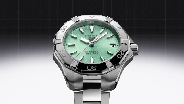 TAG Heuer Aquaracer Uhr mit Stahlgehaeuse, mintgruenem Zifferblatt und Stahlarmband vor schwarz-grauem Hintergrund