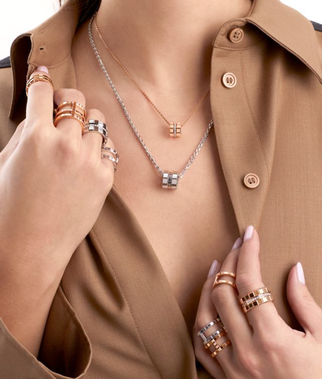 Chopard Ice Cube Ringe in Weissgold und Rosegold und Ice Cube Halsketten mit Anhaenger getragen