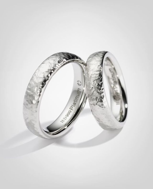 Eheringe von Henrich & Denzel in Platin mit gehaemmerter Oberflaeche