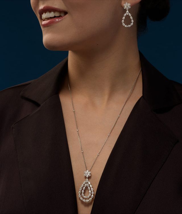 Chopard L'Heure du Diamant Halskette mit Diamanelementen und Diamantanhaenger und Diamantohrhaenger von einem Model getragen