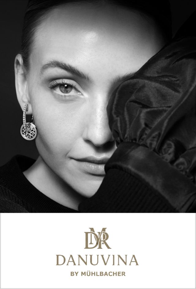 Schwarz-weiß Porträt einer Frau mit elegantem Ohrschmuck aus der Schmucklinie Danuvina by Mühlbacher.