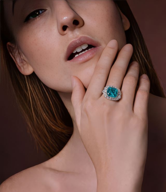 Model trägt einen High Jewellery Ring aus der Unique Kollektion von Atelier Mühlbacher mit hochkarätigem Paraiba Turmalin und Diamantbesatz