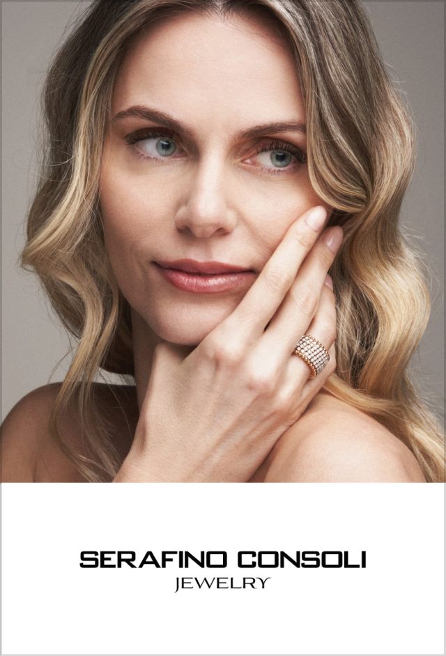 Serafino Consoli Multisize Ring aus Roségold mit Diamanten, getragen von einer Frau – elegantes Porträt mit Fokus auf den wandelbaren Luxusring, Markenlogo im unteren Bildbereich