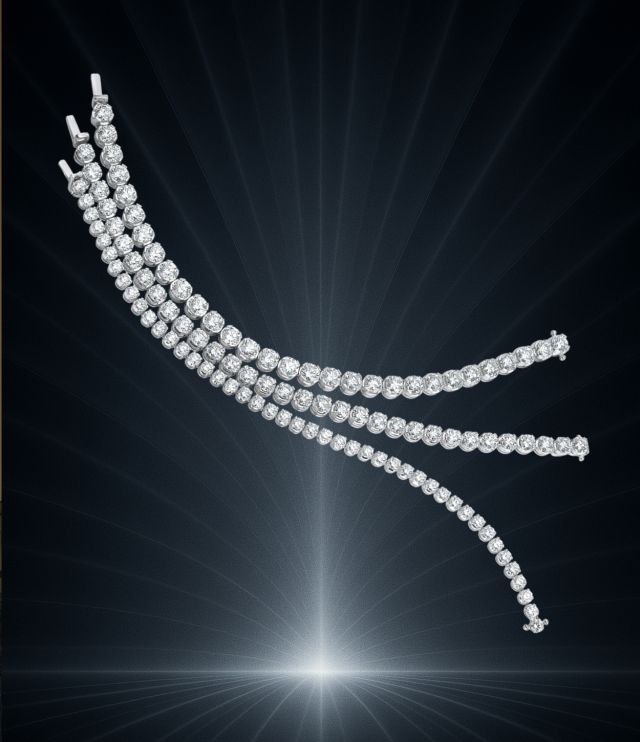 Drei Diamant-Tennisarmbänder aus der Anniversary Kollektion von Atelier Mühlbacher in Weißgold, fächerförmig angeordnet auf dunklem Hintergrund mit Lichtstrahlen.