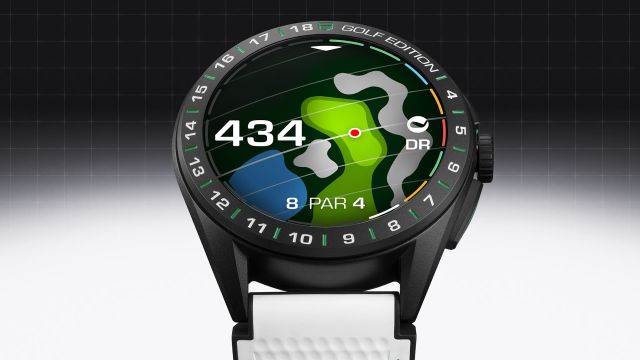 TAG Heuer Connected Smartwatch mit schwarzem Gehaeuse, Displayzifferblatt und weissem Kautschukband vor schwarz-grauem Hintergruns
