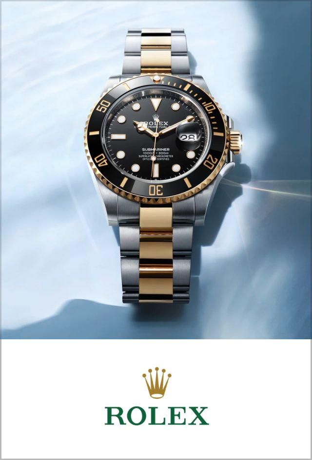 Rolex Submariner Date Stahl-Gold mit schwarzem Zifferblatt vor Meereshintergrund über Rolex Markenlogo
