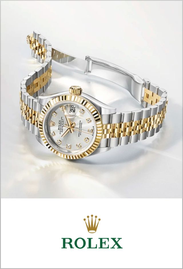 Rolex Lady Datejust in Stahl-Gold mit Perlmuttzifferblatt und geriffelter Lünette seitlich auf hellgrauem Hintergrund liegend, darunter das Rolex Logo auf weißem Hintergrund