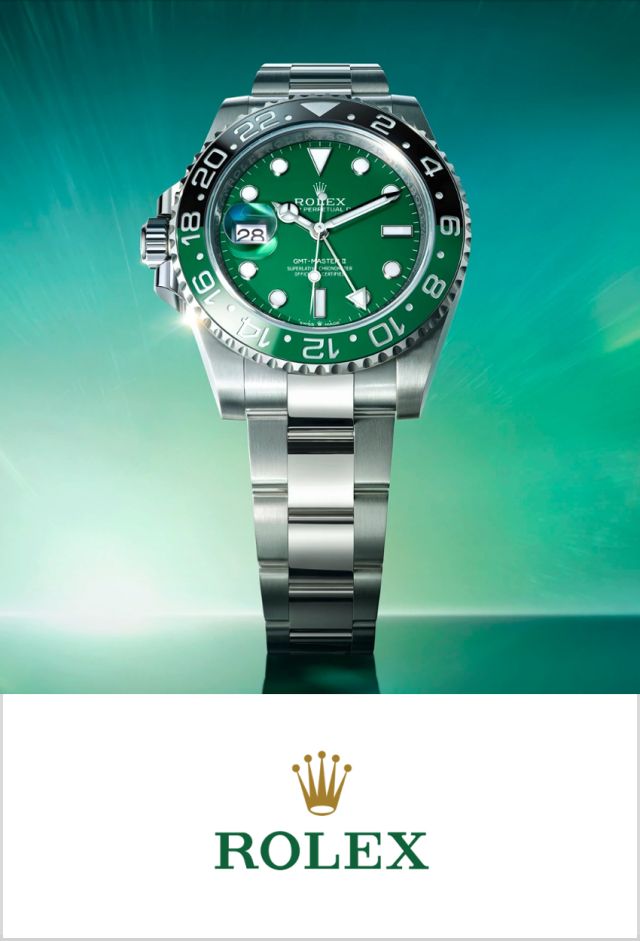 Nahaufnahme der Rolex GMT-Master II mit grünem Zifferblatt, Edelstahlgehäuse und Oyster-Band. Darunter das Rolex-Logo mit goldener Krone auf weißem Hintergrund.