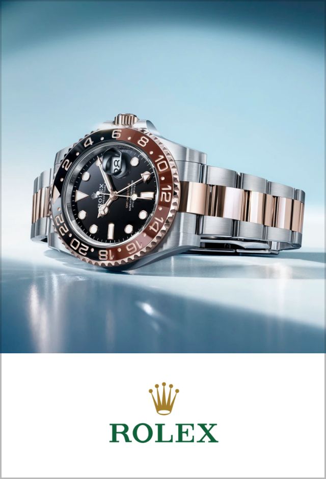 Rolex GMT-Master II in Stahl Rosegold mit schwarzem Zifferblatt und schwarz-brauner Lünette seitlich auf blauem Hintergrund liegend, darunter das Rolex Logo auf weißem Hintergrund