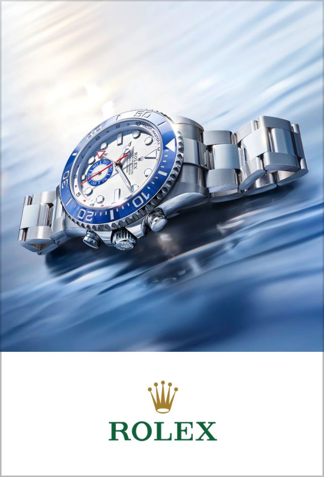 Rolex Logo unter einer Rolex Yacht-Master II auf blauem Meereshintergrund liegend