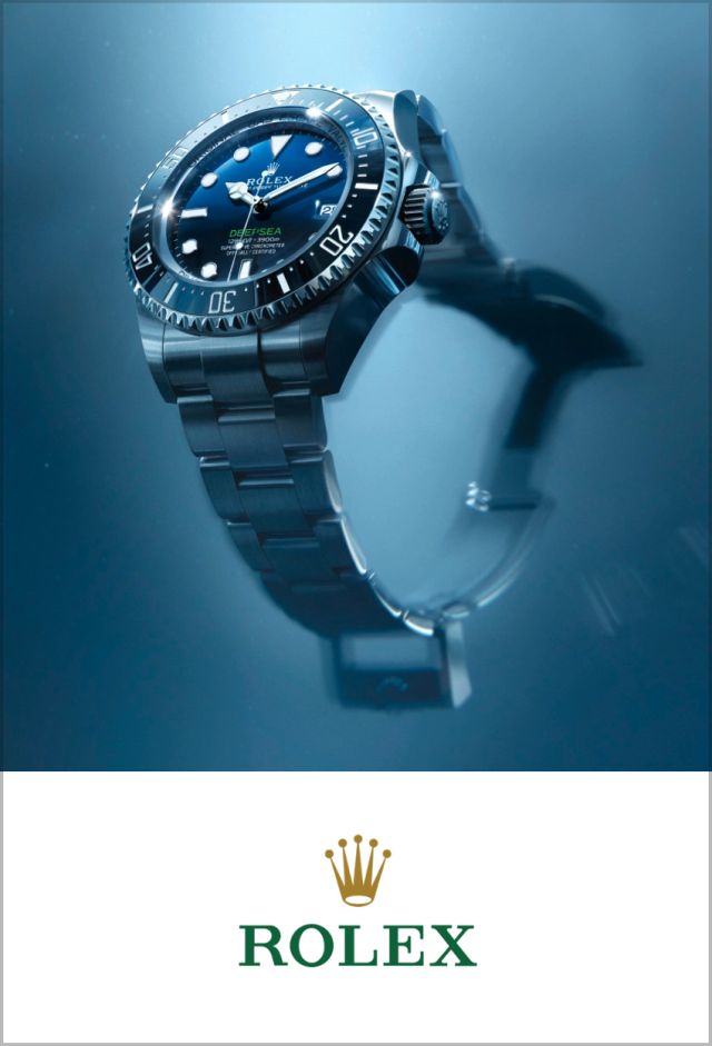Oyster Perpetual Rolex Deepsea Ref. M136660-0005 mit Meereshintergrund, darunter das Rolex Logo auf weißem Hintergrund