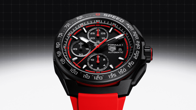 TAG Heuer Formula 1 Chronograph mit schwarzem Gehaeuse, schwarzem Zifferblatt und rotem Kautschukband