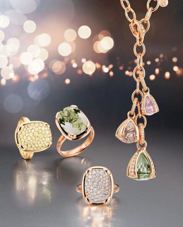 Capolavoro Capriccio Ringe und Collier vor grauem Hintergrund