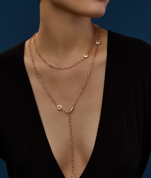 Chopard Happy Diamonds Halskette in Rosegold mit einzelnen Diamantelementen am Hals getragen
