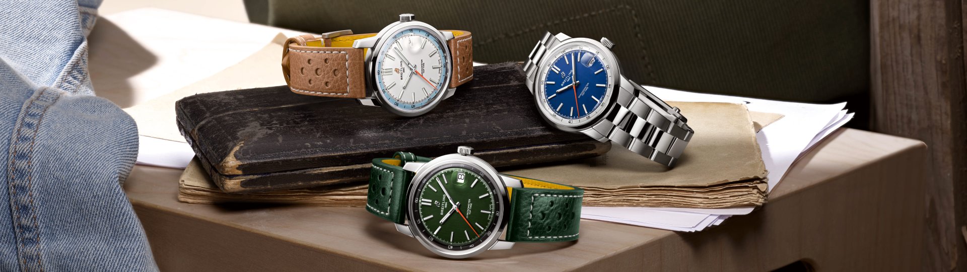 Drei Breitling TOP Time B31 Uhrenmodelle liegen nebeneinander