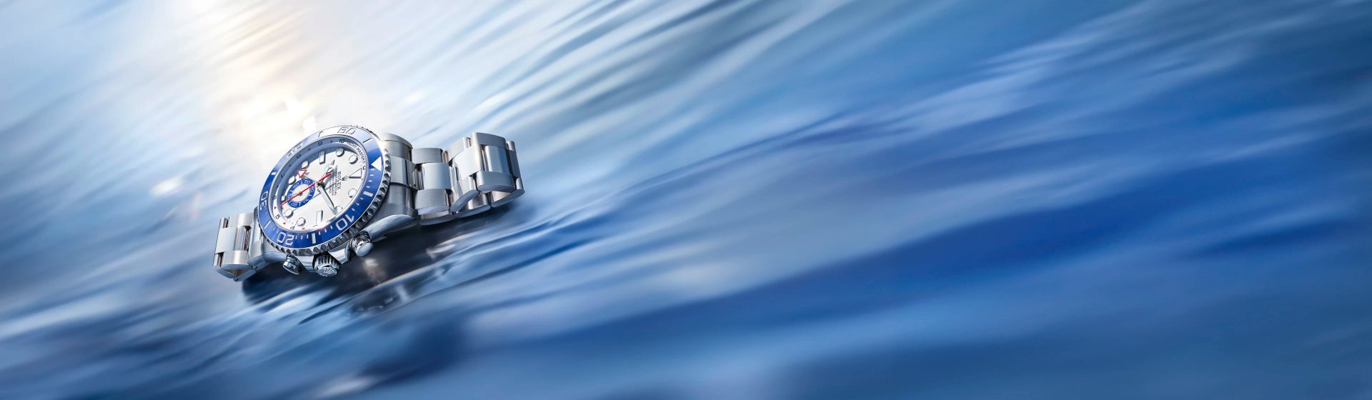 Rolex Yacht-Master II auf blauem Meereshintergrund liegend