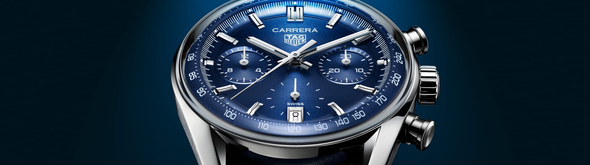 TAG Heuer Carrera Chronograph in Stahl mit blauem Zifferblatt vor dunkelblauem Hintergrund