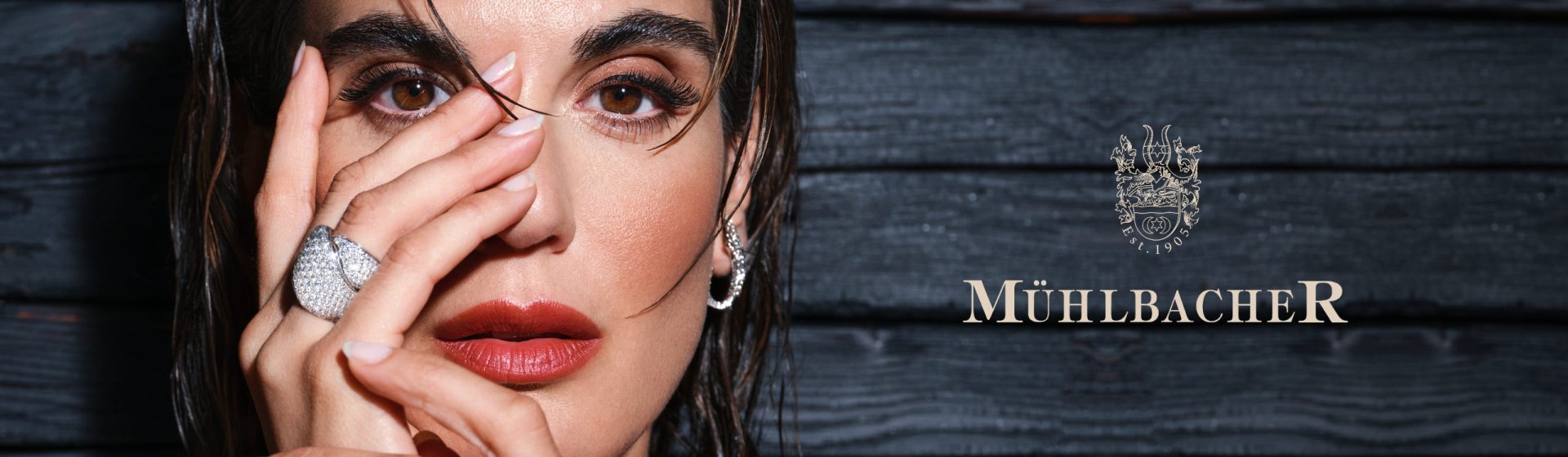 Weibliches Model mit Ring und Ohrcreolen aus dem Muehlbacher Meisteratelier