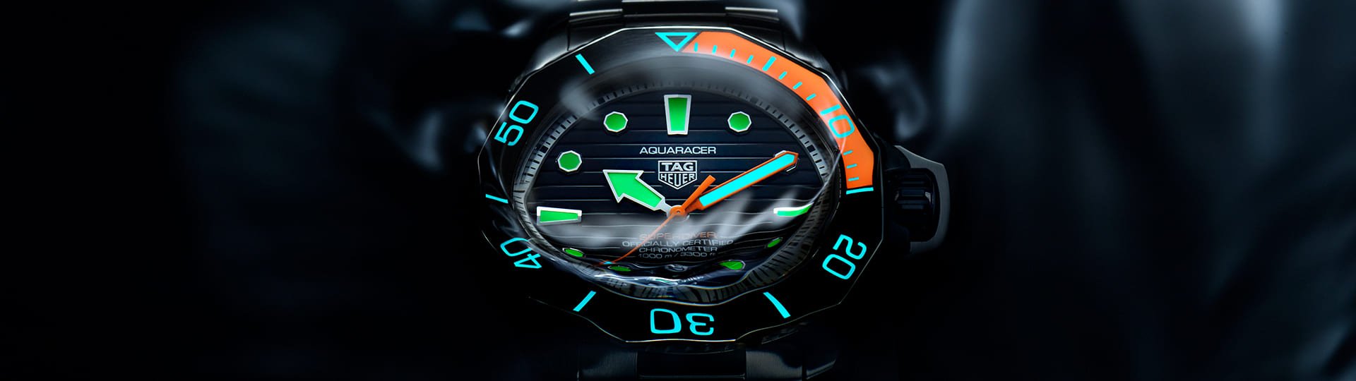 Tag Heuer Aquaracer Professional Super Diver Taucheruhr unter Wasser mit leuchtenden Zifferblattanzeigen