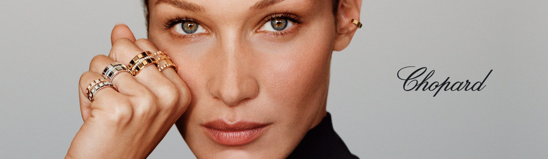 Bella Hadid traegt Ice Cube Ringe und ein Ice Cube Ohrring von Chopard