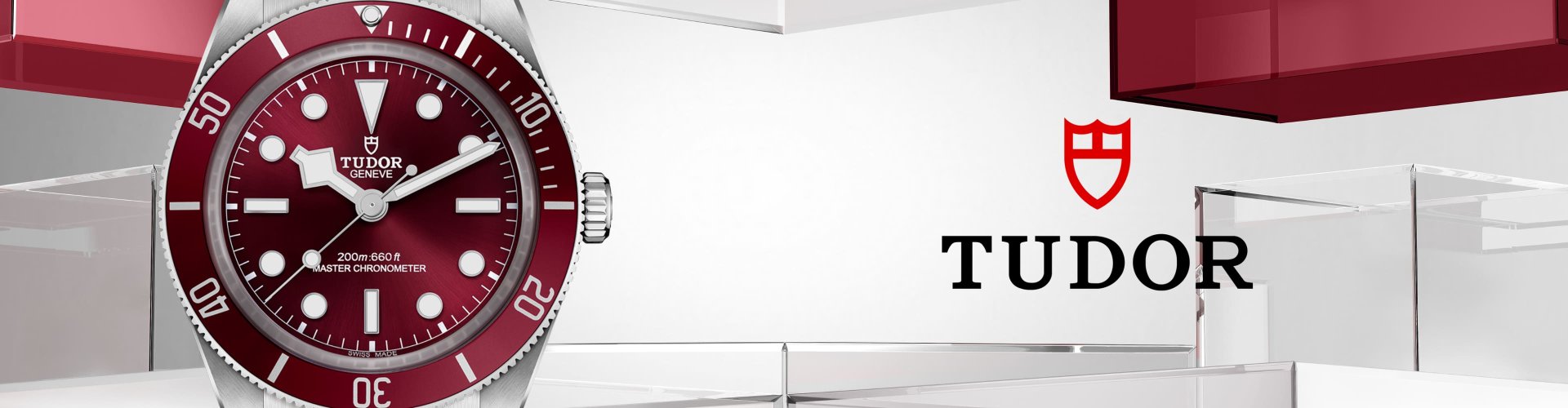 Links Tudor Black Bay 54 Uhr in Stahl mit roter Luenette und Zifferblatt, rechts daneben TUDOR Logo vor rot-grauem Lifestylehintergrund
