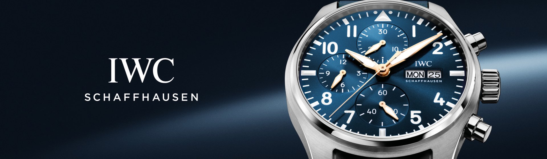 Fliegeruhr IWC Pilot’s Watch Chrono Le Petit Prince mit blauem Zifferblatt, rechts platziert, links das IWC Logo auf blauem Hintergrund