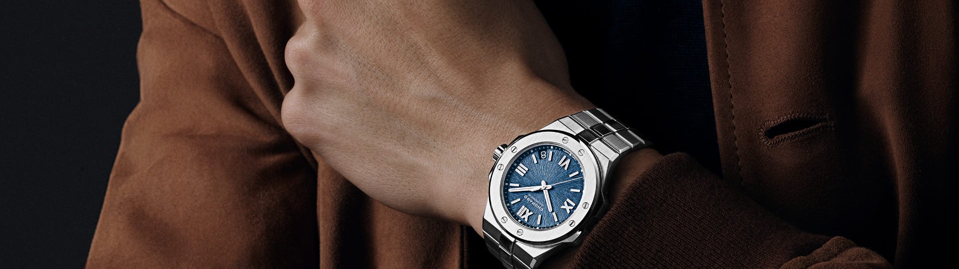 Chopard Alpine Eagle Uhr mit Gehaeuse und Armband in Stahl und blauem Zifferblatt mit roemischen Ziffern am Herrenhandgelenk getragen