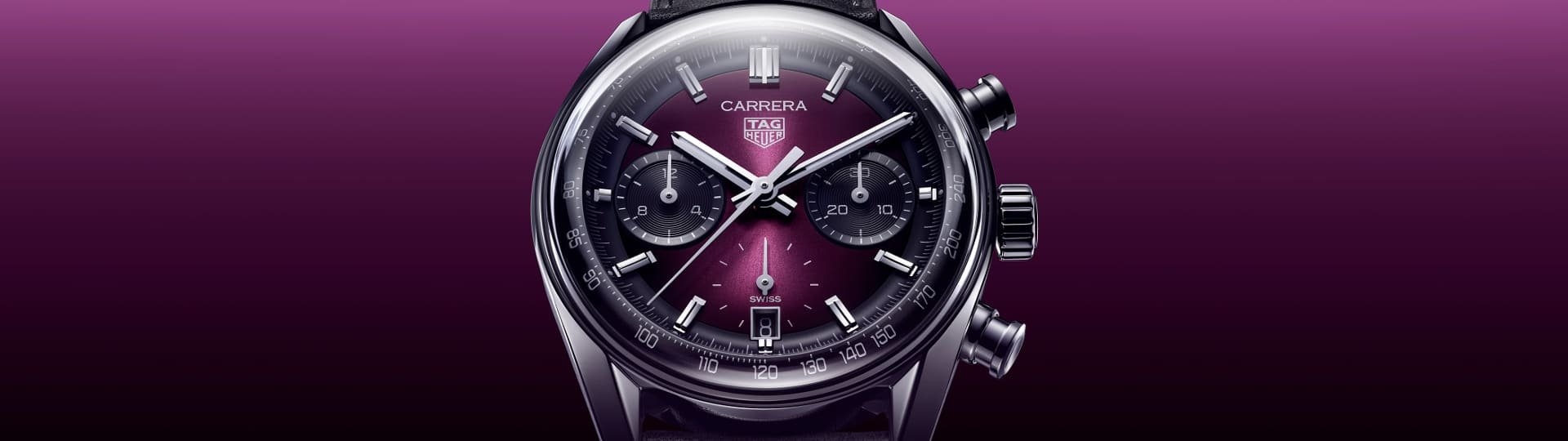 TAG Heuer Carrera Chronograph in Stahl mit lilafarbenem Zifferblatt auf lilafarbenem Hintergrund