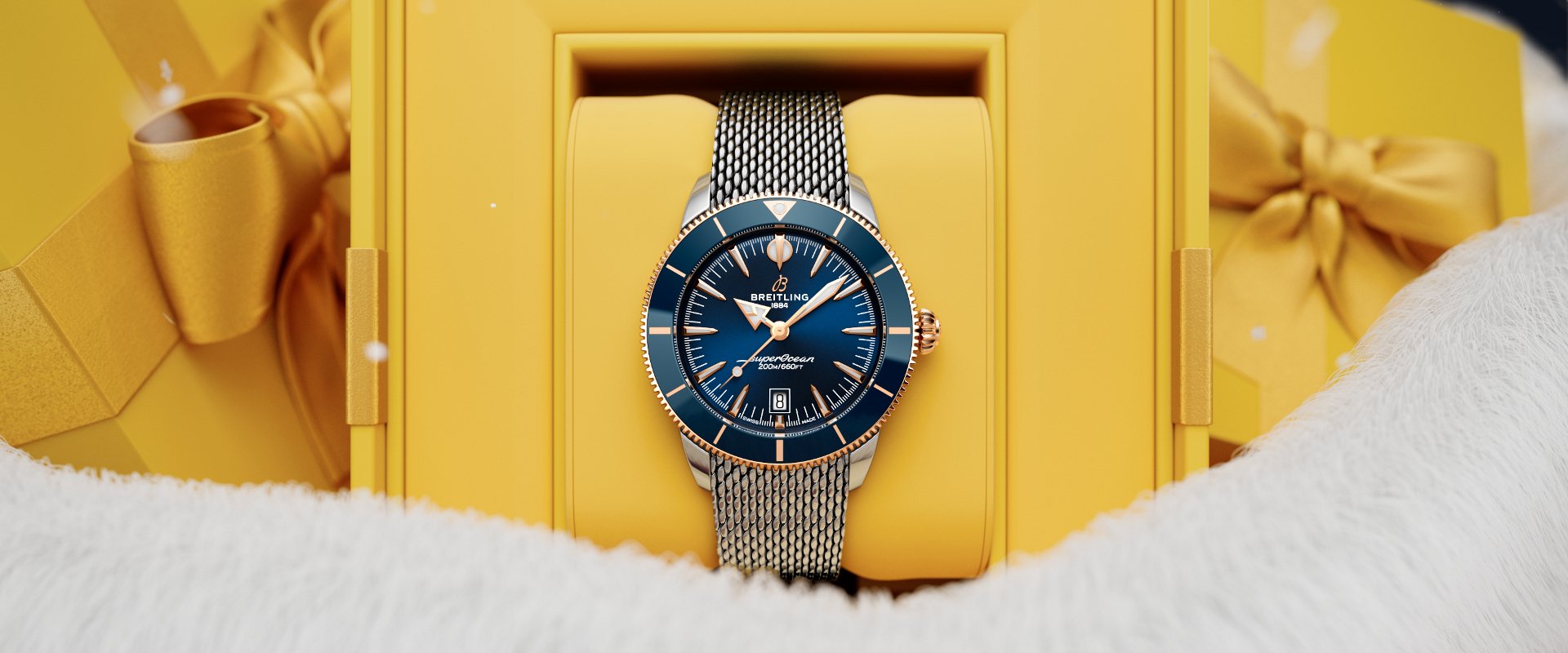 Luxuriöse Breitling Superocean Uhr in blau-goldener Ausführung, präsentiert in einer gelben Geschenkbox mit goldener Schleife, umgeben von winterlichen, weißen Fellakzenten.