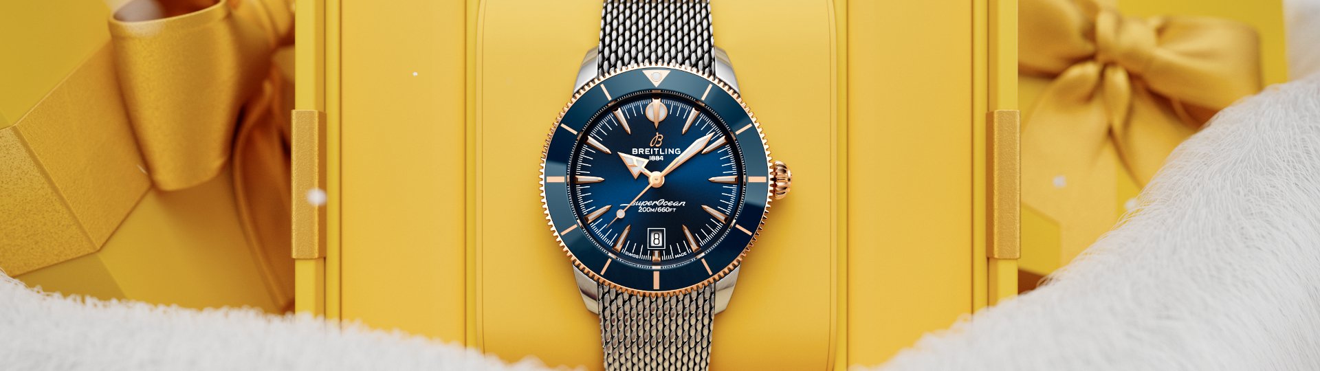 Luxuriöse Breitling Superocean Uhr in blau-goldener Ausführung, präsentiert in einer gelben Geschenkbox mit goldener Schleife, umgeben von winterlichen, weißen Fellakzenten.
