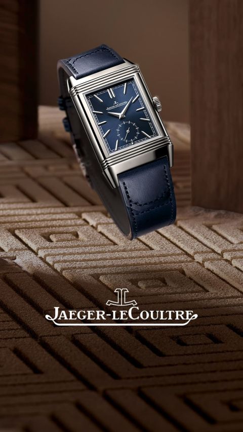 Luxuriöse Jaeger-LeCoultre Reverso Uhr mit rechteckigem Gehäuse, tiefblauem Zifferblatt und Lederarmband auf kunstvoll gemustertem Untergrund mit Logo im Vordergrund. Luxuriöse Jaeger-LeCoultre Reverso Uhr mit rechteckigem Gehäuse, tiefblauem Zifferblatt und Lederarmband auf kunstvoll gemustertem Untergrund mit Logo im Vordergrund.