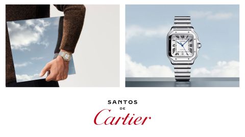 Rechts Santos de Cartier in Stahl mit weissem Zifferblatt vor Himmelshintergrund, links Santos de Cartier in Stahl und Gelbgold getragen an einem Herrenhandgelenk