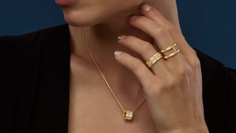 Weibliches Model traegt am Mittel-und Ringfinger je einem Ice Cube Ring von Chopard in Gelbgold mit Diamanten und einer Ice Cube Halskette mit Anhaenger in Gelbgold mit Diamanten