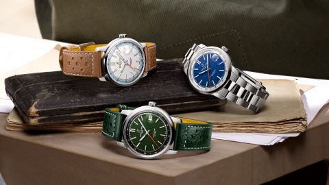 Drei Breitling TOP Time B31 Uhrenmodelle liegen nebeneinander Drei Breitling TOP Time B31 Uhrenmodelle liegen nebeneinander