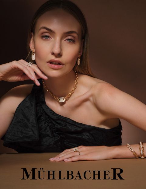 Elegantes Model mit hochwertigem Goldschmuck von Juwelier Mühlbacher – Kette, Ohrringe, Diamantringe und Armband in stilvoller Atelier-Atmosphäre Elegantes Model mit hochwertigem Goldschmuck von Juwelier Mühlbacher – Kette, Ohrringe, Diamantringe und Armband in stilvoller Atelier-Atmosphäre